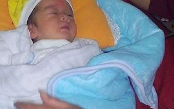 Bé gái một tuần tuổi bị bỏ rơi bên lá thư của người mẹ