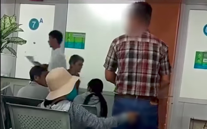 Người phụ nữ thản nhiên dùng tay sờ vùng nhạy cảm của đàn ông trong bệnh viện ở Sài Gòn