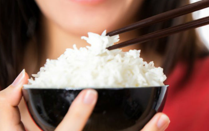 Cơm mỗi ngày ai cũng ăn nhưng hầu hết đều mắc phải những lỗi gây tổn hại sức khỏe này