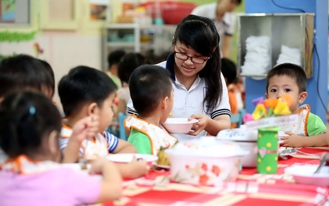 Lương giáo viên mầm non hợp đồng 1,8 triệu đồng/tháng: "Với đồng lương thế này lấy chồng, sinh con chỉ có cạp đất mà ăn"