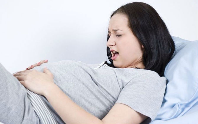 Qua ngày dự sinh mà con vẫn "cứng đầu cứng cổ" không chịu chui ra. Mẹ hãy làm ngay những cách này!