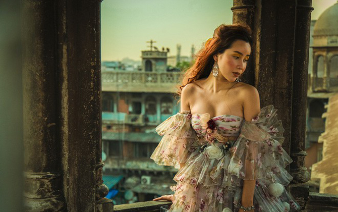 Từ sau khi nâng ngực, các người đẹp này diện đồ táo bạo hơn hẳn