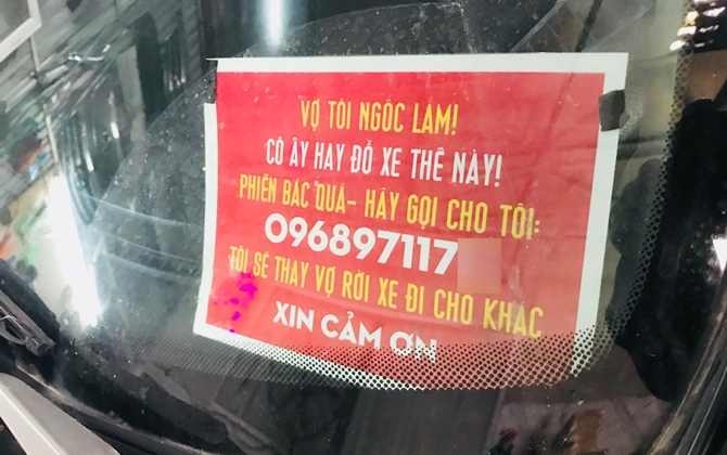 Lý do bất ngờ sau việc người đàn ông Hà Nội treo bảng: "Vợ tôi ngốc lắm, cô ấy hay để xe thế này, hãy gọi cho tôi!"