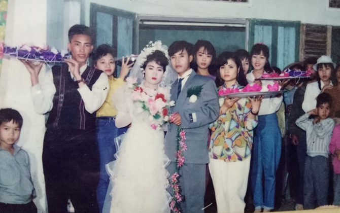 Chất lừ trào lưu khoe ảnh cưới thời "ông bà anh": Những bức hình mộc mạc, đơn sơ đầy hạnh phúc
