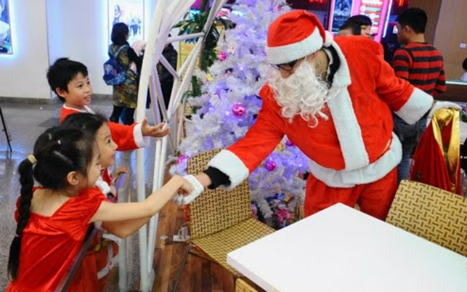 Dù kiếm tiền triệu mỗi tối mùa Giáng sinh, ông già Noel vẫn dễ “tủi thân” vì những câu nói vô tâm