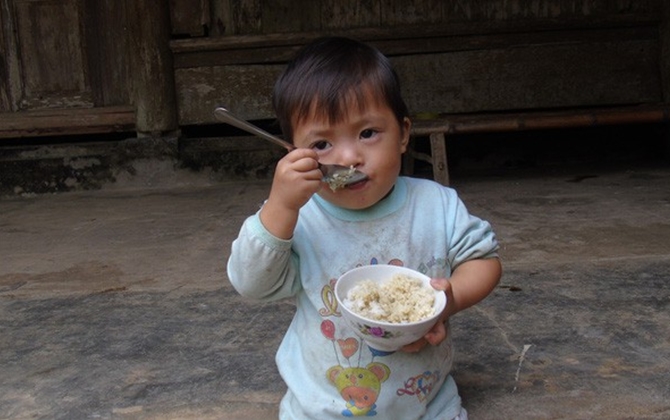 Cha mẹ bỏ rơi từ thuở lọt lòng, hai đứa trẻ ngày ngày đi nhặt phế liệu kiếm sống, gặp ai cũng cho bế và gọi mẹ