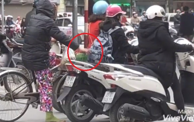 Người phụ nữ có "bàn tay hư" móc túi người dừng chờ đèn đỏ ở ngã tư phố Huế - Đại Cổ Việt