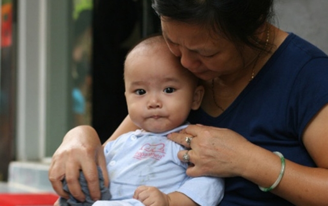 "Mẹ con cô tha nhau về bên đấy mà cháu nội tôi ốm thì cô cứ coi chừng"