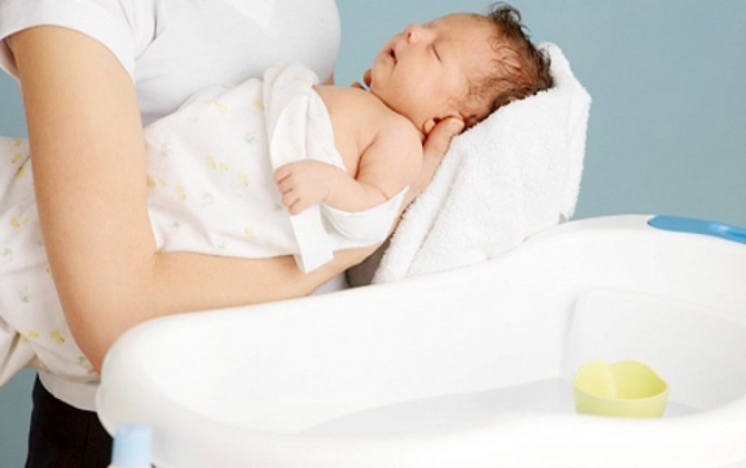 Nhà có CON GÁI, bà mẹ trẻ nào cũng phải thuộc lòng NGUYÊN TẮC VỆ SINH VÙNG KÍN bất di bất dịch này!