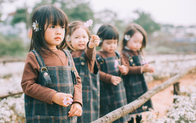 Mẹ chơi với nhau thời ĐH, lên 3 tuổi các con đã có bộ ảnh cùng hội bạn thân siêu đáng yêu