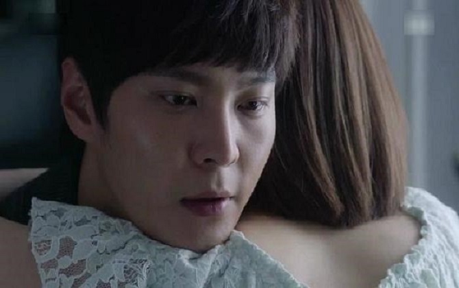 Mỗi lần nhìn thấy vẻ mặt đoan trang hiền lành của vợ là tôi lại ghê tởm tột cùng