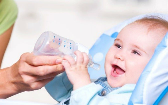 Chăm con như vàng mà quên cho con uống nước thì cũng vứt đi, mẹ nhé!