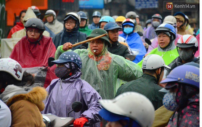 Người phụ nữ 63 tuổi bất chấp trời mưa rét để điều tiết giao thông: "Nhiều lần tôi bị chửi bới, đe dọa"