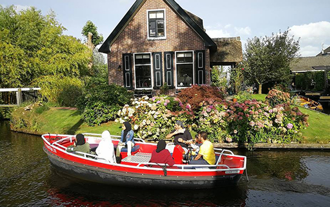 Thảnh thơi lướt trên mặt nước ở Giethoorn - ngôi làng cổ tích Hà Lan