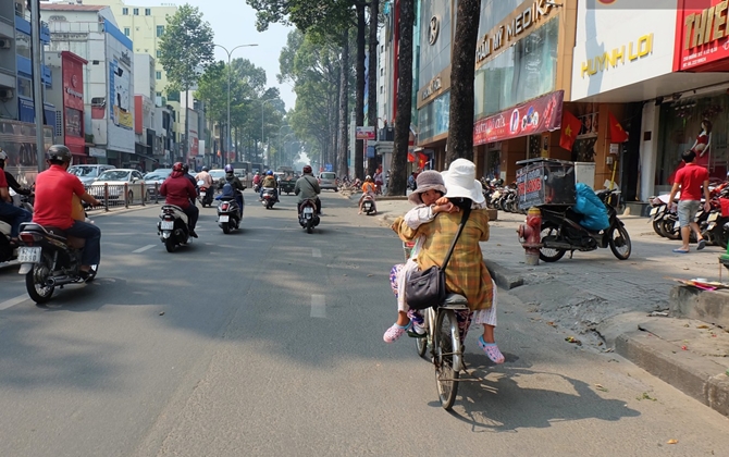 Theo mẹ đi khắp Sài Gòn: Chuyện cô bé 18 tuổi chưa một ngày rời xa đôi vai của người mẹ vé số