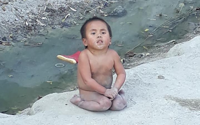 Vợ chồng ở Sài Gòn hoãn mua ô tô, vượt nghìn km đến Mường Lát nhận nuôi bé gái liệt 2 chân không manh áo giữa mùa đông