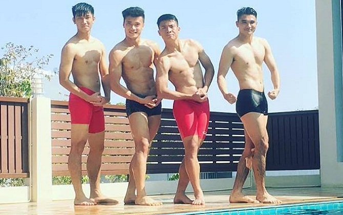 Khi Bùi Tiến Dũng và đồng đội cùng cởi áo khoe body "cực phẩm" 6 múi