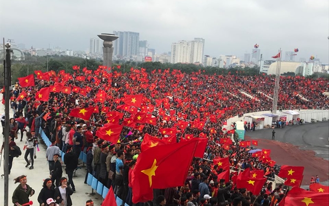 Chung kết U23 châu Á: Sân vận động Mỹ Đình đã chật kín nhưng hàng ngàn người vẫn đang ùn ùn đổ về