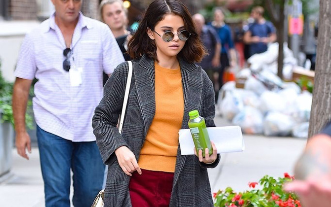 Học Selena Gomez chọn áo choàng sang - chảnh - chất cho ngày lạnh