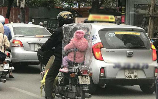 Bố bọc ni-lon giữ ấm cho con ngày giá rét, hình ảnh xem xong ai cũng thấy nao lòng