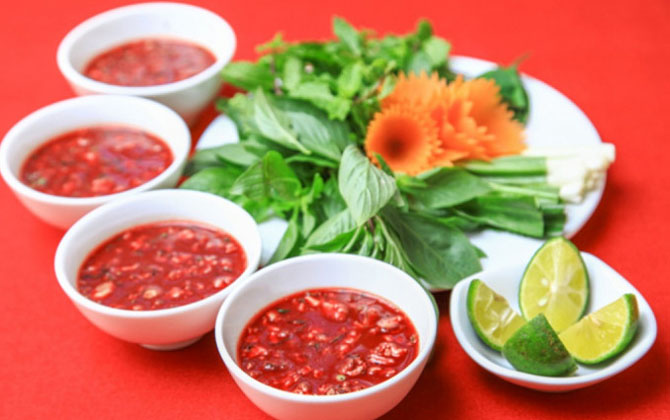 Ăn tiết canh đầu năm lấy may đâu chưa thấy, người đàn ông nhập viện trong tình trạng đáng sợ