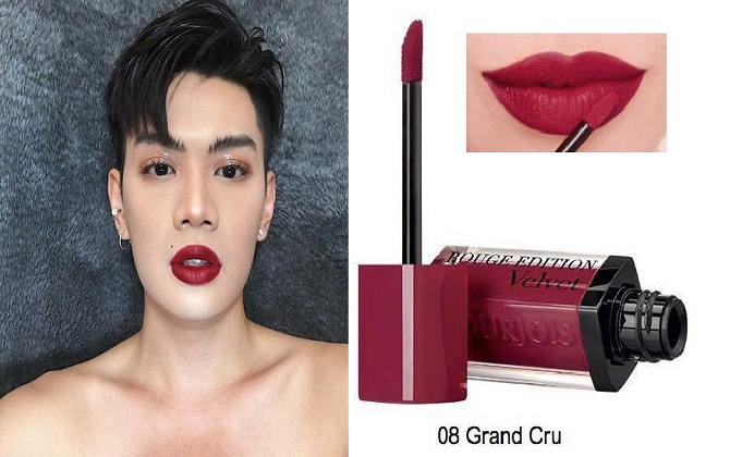 Sau bao mùa chỉ dùng son nude, giờ đây Đào Bá Lộc đã mạnh dạn swatch cả màu son đỏ