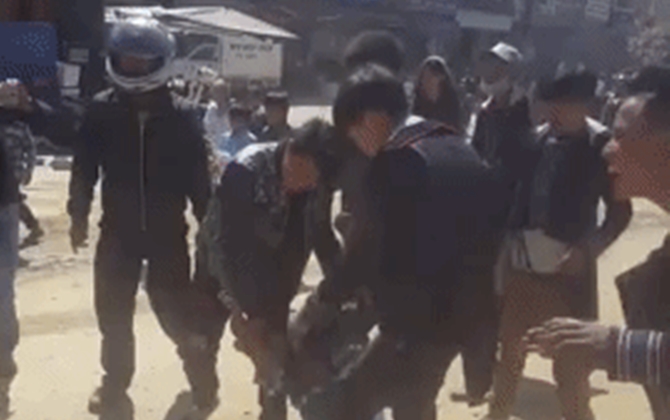 Clip gây xôn xao: Cô gái H'mong gào khóc, vùng vẫy thoát khỏi nhóm thanh niên khi bị bắt về làm vợ ngày đầu năm mới