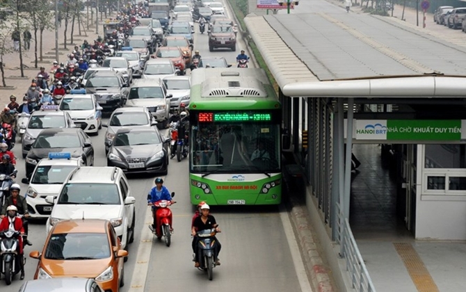 Dân mạng phản ứng gay gắt trước đề xuất cho xe đi vào làn BRT từ 23h đến 4h hàng ngày