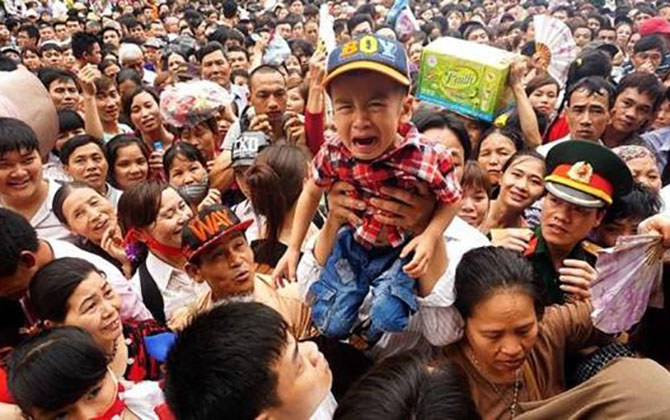 Đưa trẻ đi du xuân đầu năm tới chỗ đông người, nếu bé bị ngất xỉu cần làm gì?