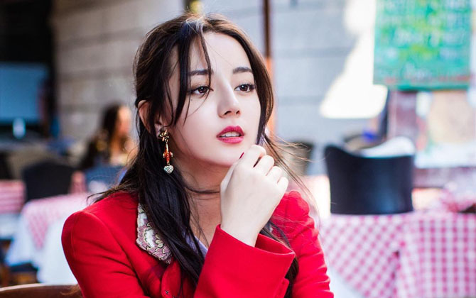 Địch Lệ Nhiệt Ba không chỉ đẹp mà còn sở hữu thần thái cực kỳ xuất sắc
