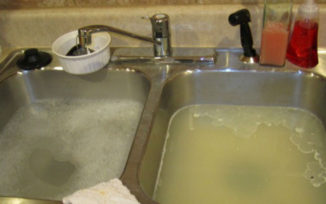 Bà nội trợ đang rửa thực phẩm ngay trong vị trí này, mắt thường sạch thật nhưng đâu có biết điều này