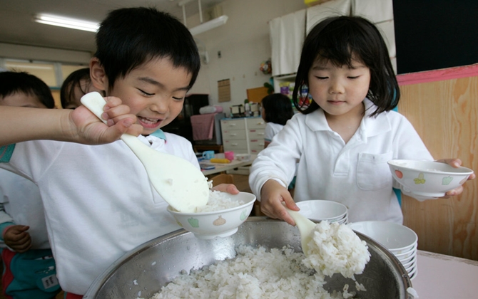 Bữa ăn trưa hấp dẫn của các em nhỏ Nhật Bản: Mô hình hoàn hảo cho cả thế giới