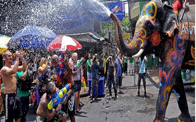 Không phải nghĩ ngợi nhiều, lên đường để tham dự lễ hội té nước Songkran vui  hơn Tết ở Thái Lan