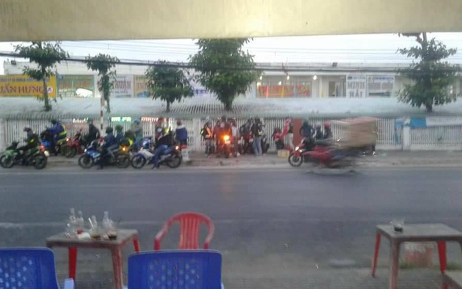 Cộng đồng mạng phản ứng kịch liệt vụ 28 phượt thủ qua đêm ở quán cafe võng hết tổng cộng 400 ngàn rồi lớn tiếng chê đắt