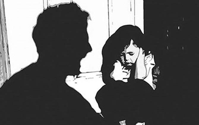 Phẫn nộ: Ông nội gần 90 tuổi hiếp dâm cháu gái đến bất tỉnh giữa phòng khách
