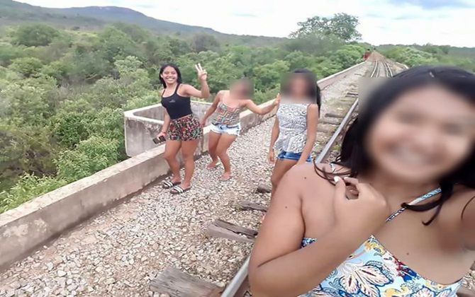 4 cô gái suýt chết vì selfie sống ảo trên cây cầu sắp sập