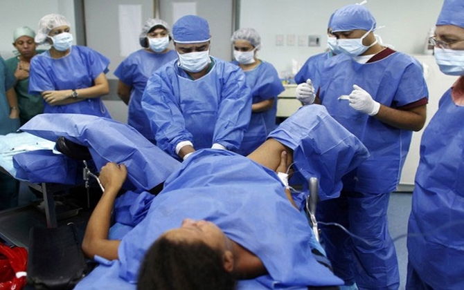 HÀI HƯỚC chồng lăn đùng ra... ngất khi theo vợ vào phòng chờ đẻ