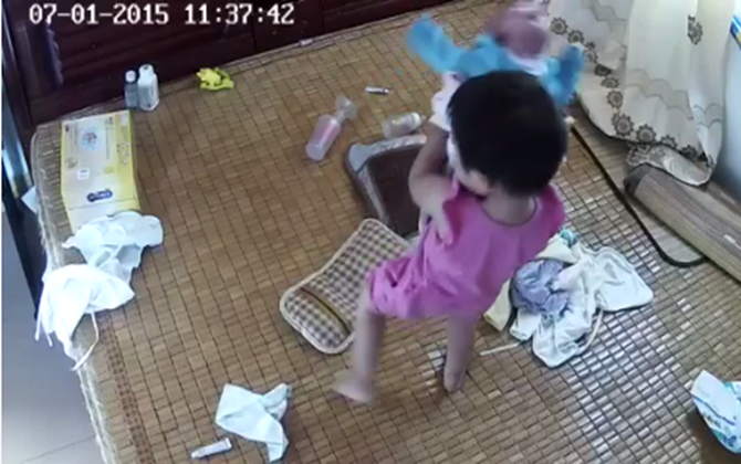 Cảnh báo cha mẹ không trông con: Chị gái vác em mới sinh như vác củi, ngã dập đầu, mẹ chạy vào la hét