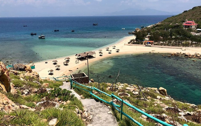 Nắng thế này chỉ muốn lao đến Nha Trang thỏa sức vùng vẫy trong 'bãi tắm đôi' duy nhất ở Việt Nam