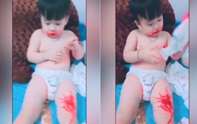 'THÁNH PHÁ HOẠI' nhưng cực đáng yêu: Xé bỉm, dùng son đỏ của mẹ bôi lem nhem khắp người