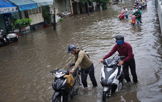 Hà Nội vào mùa mưa, người dân kiếm bộn tiền khi kinh doanh những mặt hàng này