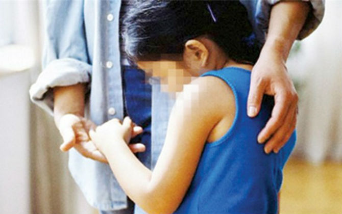 Con bị người quen quấy rối tình dục? Cha mẹ cần làm ngay những điều sau để xoa dịu nỗi đau!