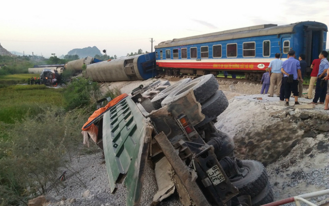 Nạn nhân thoát chết trong toa tàu bị lật tại Thanh Hóa: “Sợ hãi, run rẩy đến từng tế bào, nghĩ đến chồng bỗng lạnh hết sống lưng"