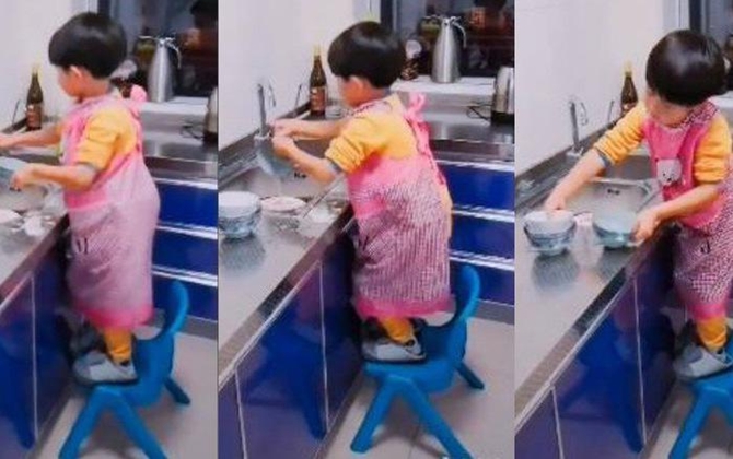 Rửa bát trong tâm thế 'CHƯA BAO GIỜ VUI NHƯ VẬY', bé trai khiến nhiều bà mẹ phải nể phục