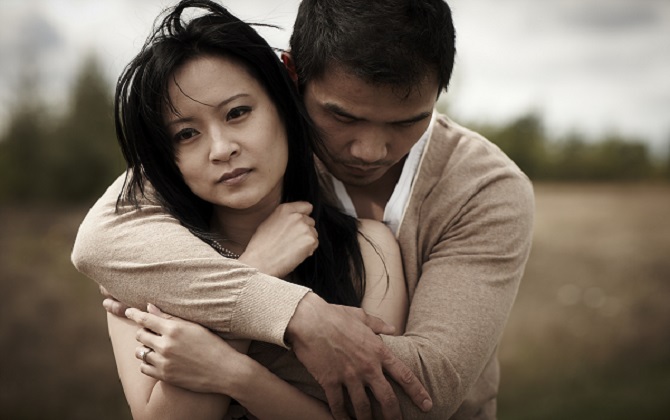 Nhìn thấy tấm ảnh cũ nhòe của chồng, tôi cay đắng nhận ra mình chỉ là kẻ "THẾ THÂN"