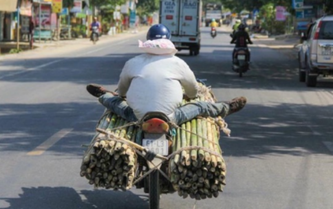 Người đàn ông lái xe trong tư thế 'bá đạo nhất hành tinh', cư dân mạng muốn vỡ tim vì sợ hãi