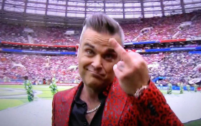 Robbie Williams giơ 'ngón tay thối' vào máy quay ở World Cup