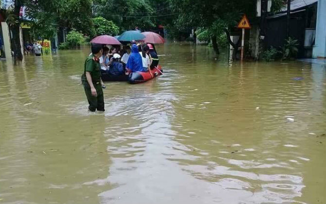 Hình ảnh xúc động đi thi THPT Quốc gia ở những tỉnh miền núi phía Bắc vừa xảy ra mưa lũ