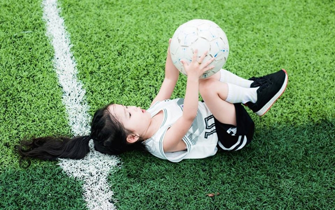 Bộ ảnh "Hot girl nhí World Cup" khiến các mẹ bỉm sữa xuýt xoa khen nức nở
