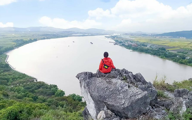 Nắng nóng đỉnh điểm tranh thủ leo động Kính Chủ ở Hải Dương đón gió mát rượi, giải nhiệt ngay lập tức